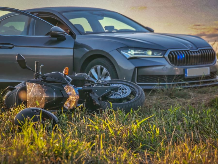 Pijany motocyklista uciekał przed policją. Wpadł w poślizg i uderzył w radiowóz